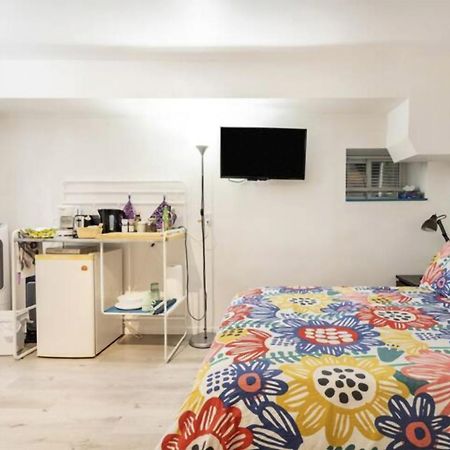 Апартаменты An Independent Beach Retreat Steps From The Lake And Right In The City Торонто Экстерьер фото